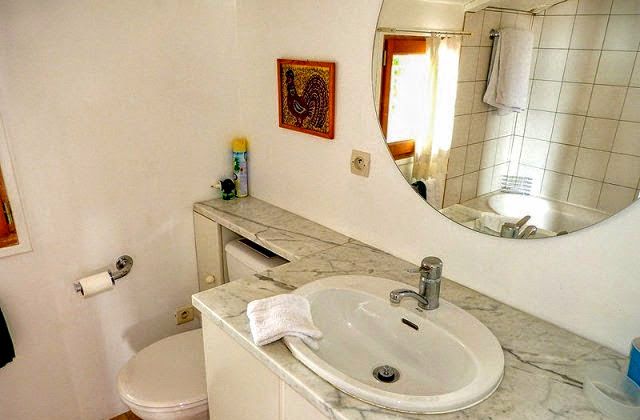 Bad mit Marmor-Lavabo