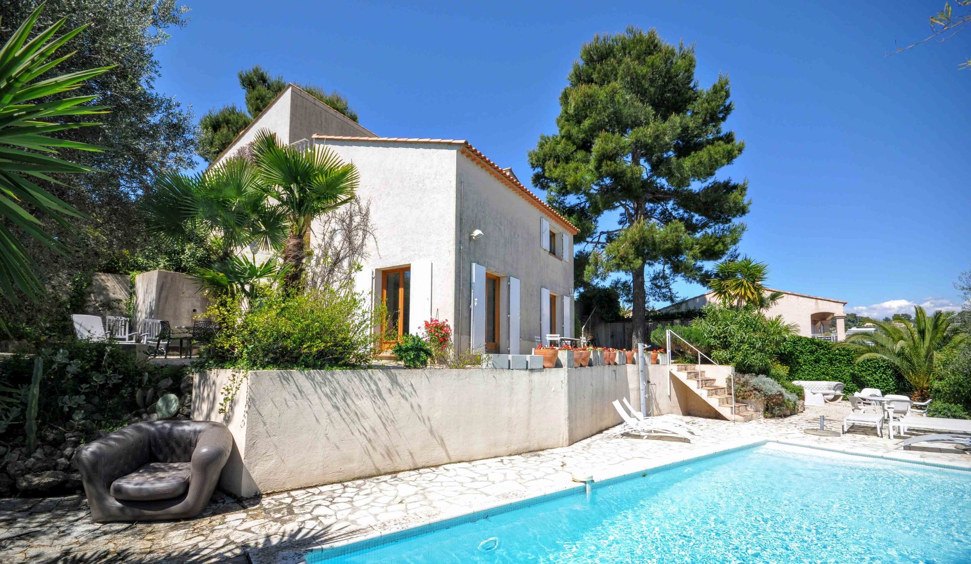 Die Villa über dem Pool